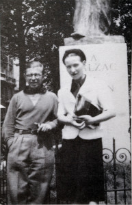 Élettársával, Sartre-al Balzac szobra előtt; forrás: wikipedia