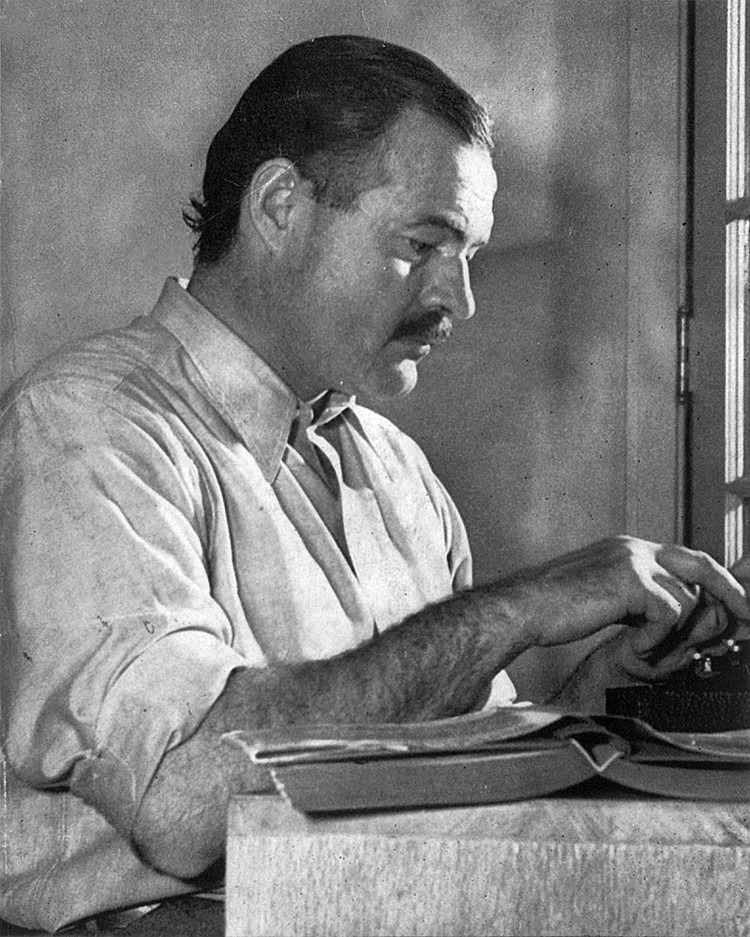 Ernest Hemingway munka közben