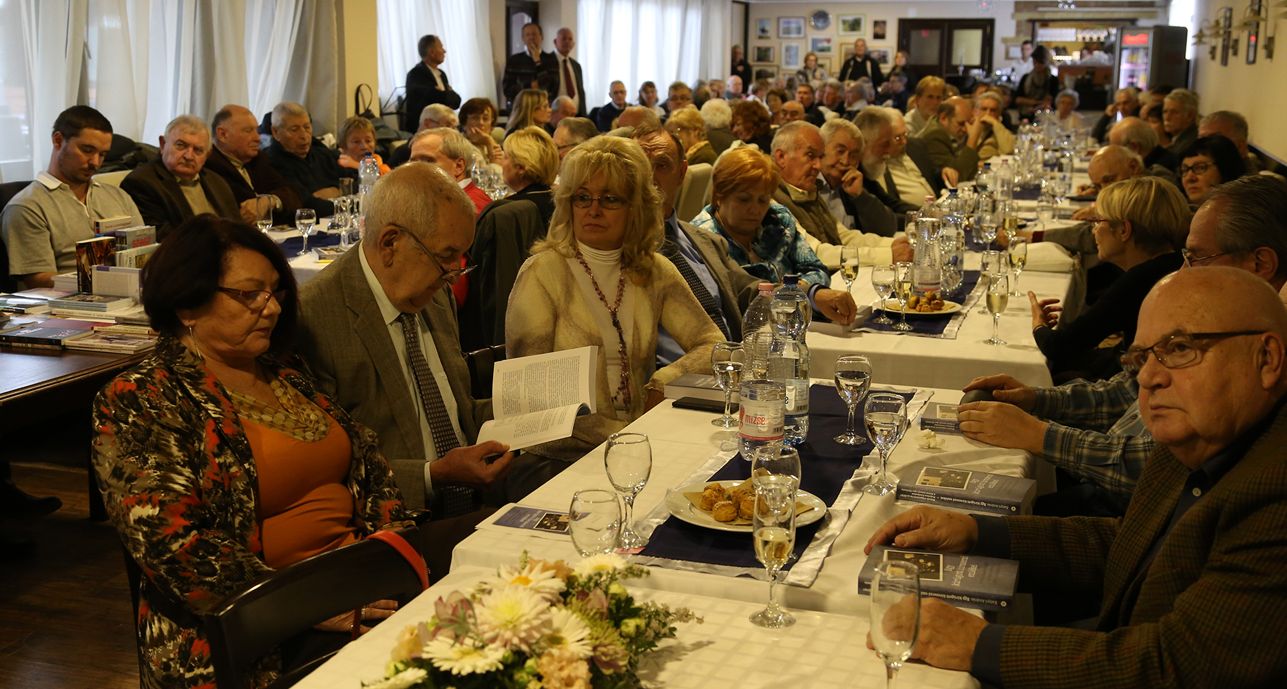 Könyv Guru publicista munkatársat keres