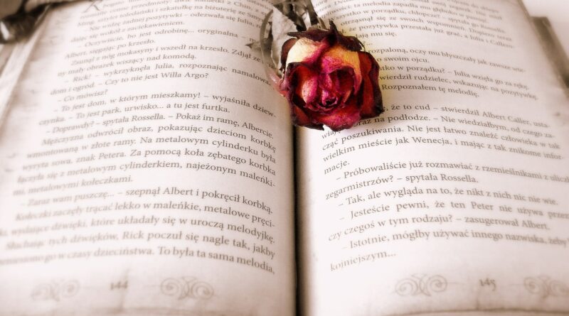 könyv rózsával