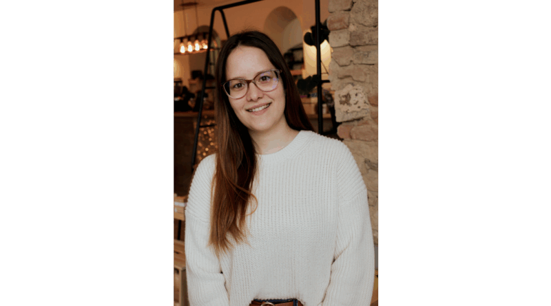 - Hogyan született meg Annie és Relictus történetének alapötlete, és az elhatározás, hogy ebből regényt írjon? (a köszönetnyilvánításban sok-sok év vágyakozásról és reménykedésről ír...) Az írásra közel két évtizeden át csak hobbiként gondoltam, de mindig különleges, misztikus történetek keringtek a fejemben. Az Elhagyott abból a gondolatból született meg, hogy milyen lenne, ha egyetlen kontinens maradna a Földön és ott az ember lenne az elnyomott faj a természetfeletti lényekkel szemben. Ezután a karakterek, a különleges lények, elnevezések és a történet váza is elég hamar megszületett. Sokáig csak a világépítéssel és tervezgetéssel foglalkoztam, aztán megírtam az első száz oldalt. Ezután azonban egy-két évre félretettem az írást. Azokban az években sokat dolgoztam önmagamon és amikor 2023-ban újra a regényhez nyúltam, már azzal az elhatározással tettem, hogy ezt szeretném másoknak is megmutatni. - Végső soron ez egy szerelmes történet, vagy inkább a világ megmentéséről szóló regény? És hogyan foglalná össze a legfőbb üzenetét, tanulságát az olvasók számára? Tulajdonképpen mindkettő. Könyvmolyként nagyon sok történetet olvasok, leginkább fantasyket és én akkor tudok igazán élvezni egy könyvet, ha abban keveredik a romantika az akcióval és a kalanddal. Számomra elképzelhetetlen lett volna egy olyan világmegmentős történet, amiben nincsen szerelem, de egy olyan romantikus történet is, amiben nem forog kockán senkinek az élete. Az Elhagyott legfőbb üzenetének azt tudom megfogalmazni, amit az ajánlóba is írtam: ne hagyd senkinek, hogy akadályozzon az álmaid megvalósításában. Annie mindent kockára tesz, hogy bizonyítson és elérje a kitűzött célt, sok akadály kerül az útjába, de nem engedi, hogy ezek eltántorítsák. Relictusnak pedig eddig nem is volt lehetősége, hogy igazán álmodozni merjen, ő azért küzd, hogy megkapja ehhez az esélyt. - Egy igen összetett világot alkotott Az Elhagyottban, részben elpusztult világgal, egy felhők közé zárt várossal, az emberen túl különféle fajokkal. Mennyire volt minden előre megtervezve, és mi az, ami menet közben alakult? A különleges lényeket szinte rögtön, az alapötlet megszületése után kitaláltam. Az elnevezésüket, a külsejüket, a jellemüket és néhányról már azt is tudtam, milyen szerepet fognak betölteni a történetben. Ez a része olyan volt, mintha ők maguk akartak volna létrejönni, én csak az eszköz voltam ehhez. A helyszínekhez számtalan térképet rajzoltam kézzel és digitálisan is. Európa térképét vettem alapul, de aztán ez folyamatosan átalakult a könyv írása közben. Plusz hegyeket emeltem, arrébb vittem pár folyót, kibővítettem az erdőket. Elvégre a Természet Tisztogatása igazolja, hogy miért alakult át a jelenleg ismert földrajzunk. Korábban részt vettem egy világalkotó kurzuson, ami után olyan kérdésekkel is foglalkoztam, mint a gazdaság, a kereskedelmi útvonalak, a vallás, a társadalmi szokások kialakítása. Ez egy nagyon izgalmas folyamat volt, amit imádtam! - Írói szempontból mi a vonzó és mi a nehéz egy új világ felépítésében? És hogy kezdett Az Elhagyott világának megtervezésébe? Mennyi időt vett igénybe a tervezési fázis, és ezt milyen módszerrel csinálta? A legvonzóbb természetesen maga az alkotás öröme. Az írói szabadság, az, hogy csak a fantáziád szab határt egy új világ létrehozásában. A legnehezebb pedig szembesülni azzal, hogy bár a fantáziád szárnyalhat, azért a logikai felépítésre figyelni kell. A legjobb példa erre az, amit a világalkotó kurzuson mondott az oktató: lehet neked két Holdad, de gondold végig mi mindenre vannak azok hatással! A vízállásra, az éghajlatra, a mezőgazdaságra stb. Ezek mind befolyásolhatják a világodat és a karaktereid életét. Az Elhagyott esetében könnyebb dolgom volt, hiszen a Földet vettem alapul, így ilyen nagy horderejű, környezetet befolyásoló tényezőkkel nem kellett foglalkoznom. Azonban végig kellett gondolnom például azt, hogy ihat-e mindenki rumot, ha a rumhoz cukornád kell, amihez meleg éghajlat, ami azonban a kontinens csak kis százalékán található. Izgalmas volt az ehhez szükséges kutatás. A világ váza viszonylag hamar, pár hét alatt megszületett bennem az alapötlet után, de az apróbb részletek az azt követő években születtek meg. Komolyabb kutatásba akkor fogtam, amikor már kiadási szándékkal estem neki újra a kéziratomnak. Akkor írás közben folyamatosan figyeltem olyasmikre is, minthogy csak olyan növényekkel pakoljam tele a környezetet, amik a történet idején, tavasszal valóban előfordulnak. Az biztos, hogy a Google böngészési előzményeim elég változatosak. :D Összességében a kézirat kiadónak is elküldött vázlata nagyjából másfél év alatt készült el. - Nemrégiben készült egy felmérés, hogy mely országokban melyik műfaj a legnépszerűbb, és az derült ki, hogy a fantasyt alapvetően Európában szeretik, a németajkú országokban, Lengyelországban és Oroszországban volt első helyen, és máshol is a toplista tetején helyezkedik el. Mivel magyarázza, hogy ilyen népszerű manapság a fantasy? Ki ne szeretne megmenteni egy királyságot, harcos hercegnő, vagy akár morally gray rosszfiú lenni, sárkányok hátán lovagolni, kardpárbajokat vívni? A fantasy olyan életeket és világokat mutat meg nekünk, amik kiszakítanak a szürke hétköznapokból. Olyan izgalmas és szó szerint varázslatos élményt adnak, amiket a valóságunk korlátai miatt nem élhetünk át máshogy, csak az írott szó által. Írni csodálatos élmény, fantasyt írni pedig maga a mágia. - Mennyi ideig tartott ennek a közel 600 oldalas regénynek a megírása az első ötlettől a kézirat lezárásáig? És milyenek voltak az ideális körülmények a munkához (csend/zene, este/reggel)? Hát ha tényleg az első ötletet veszem alapul, akkor több, mint hat év. Ha azt nézem, hogy mikor fogtam bele újra a kéziratba, kiadási szándékkal, akkor bő másfél év. Leginkább akkor tudok haladni az írással, ha egész nap csak arra koncentrálhatok. Általában kiveszek egy hét szabadságot, amikor csak az írás van fókuszban. Éjszakai bagoly vagyok, szeretem, ha a reggelek kényelmesen indulnak, így ilyenkor a cél az, hogy délelőtt tíz óráig elkezdjem az írást. Utána csak az ebéd és a kutyám sétáltatása szakítja meg a folyamatot és akár éjszakába nyúlóan írok. Legtöbbször csend vesz körül, ha zenét kapcsolok, akkor olyat, aminek nincsen szövege, hogy az se terelje el a figyelmemet. Nagy kedvenceim Ludovico Einaudi zongoradarabjai vagy Hans Zimmer filmzenéi. - Milyen nehézségei akadtak az írási folyamat során? Előfordult-e, hogy elakadt a munkával? Ha igen, hogyan lépett tovább? Természeten volt, hogy a szereplők olyan irányba kanyarodtak, hogy fejtörést okozott, hogy onnan milyen módszerrel fogom visszaterelni őket arra az útra, amire én akarom. Sokat segített, hogy remek elő olvasóim voltak, akik jelezték, ha valami épp túl kevés vagy épp túl sok volt. Emiatt sok átirat készült, de végeredményben abszolút megérte. Ha írói válságban érzem magam, akkor előre veszek egy olyan jelenetet, ami jobban tetszik, izgalmasabb, vagy épp csak én is nagyon várom már, hogy odáig elérjen a sztori. Ez általában ismét meghozza a lendületet és vissza tudok térni ahhoz a részhez, aminél megrekedtem. - Ha jól látom, olyan írói álnevet választott magának, ami félig igazi: a keresztnevét megtartotta. Milyen megfontolásból döntött úgy, hogy szerzői nevet használ? Mik voltak a szempontjai az írói név kiválasztásakor? [és azt is kérdezem, hogy szeretné-e megtartani az inkognitóját az interjúban, vagy szólíthatom az igazi nevén?] Sajnálatos, de igaz, hogy az olvasók előbb nyúlnak olyan könyvekhez, amiken külföldi az írói név. Abban mindig is biztos voltam, hogy nem szeretném a saját, teljes nevemet használni. A magán és szakmai életem, a családom érdekében sem. Viszont számomra minden név jelentőséggel bír az írásaimban is, így egyértelmű volt, hogy magamnak sem fogok akármilyen nevet választani. A keresztnevemet meg akartam tartani, mert ahhoz nehezen szoktam volna hozzá, hogy teljesen más néven hívjanak. A vezetéknevemet, a Liarát pedig a nagymamáim keresztnevéből raktam össze. A családomban rajtam kívül még ők a könyvmolyok és nagyon hálás vagyok nekik, amiért a könyvek szeretetét örökségül hagyták nekem. - A kötet ajánlásában köszönetet mond nagymamáinak a "könyvmoly génekért". Mit tanítottak önnek a nagymamái a könyvekről, olvasásról? Első sorban azt, hogy mekkora ajándék, ha képes vagy elveszni egy jó történetben. A nagymamáimnál láttam példát arra, hogy milyen fantasztikus érzés, ha könyvekkel megpakolt polcok vesznek körül. Ők értettek meg legelőször, amikor elújságoltam nekik, hogy egész hétvégén olvastam és milyen izgalmas volt! - A regény végén több bétaolvasónak is köszönetet mond. Mit adtak az első olvasók a történetnek? Első sorban nekem adtak motivációt, új lendületet. A visszajelzéseik ösztökéltek arra, hogy átgondoljak bizonyos fordulatokat, a karakterek jellemét, fejlődését. Nekem sok minden egyértelmű volt az alkotott világgal kapcsolatban, hiszen tulajdonképpen már évek óta ott éltem. Ők rávilágítottak dolgokra, amik bővebb magyarázatot igényeltek, esetleg félreérthetőek voltak. Emiatt történt több átnevezés is az eredeti kézirathoz képest. A sagitták például lovasok voltak, Orion pedig Sarkcsillag. - Jelzi azt is, hogy Annie és Relictus történetének ez a regény csak a kezdete. Hogyan képzeli el a folytatás(oka)t? Hogy áll a munkával? Mikorra várható a következő kötet? Jelenlegi tervek szerint Annie és Relictus története négy kötetes lesz. A második kötetet már írom, szeretném ha maximum egy éven belül az is kiadásra kerülne, hogy az olvasóknak ne kelljen olyan sokat várnia rá. Emellett több ötletem van más történetekhez is, de egyelőre csak Vaalbarára koncentrálok.