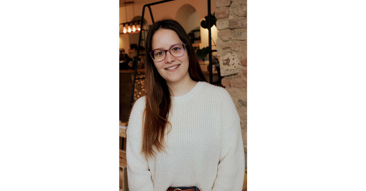 - Hogyan született meg Annie és Relictus történetének alapötlete, és az elhatározás, hogy ebből regényt írjon? (a köszönetnyilvánításban sok-sok év vágyakozásról és reménykedésről ír...) Az írásra közel két évtizeden át csak hobbiként gondoltam, de mindig különleges, misztikus történetek keringtek a fejemben. Az Elhagyott abból a gondolatból született meg, hogy milyen lenne, ha egyetlen kontinens maradna a Földön és ott az ember lenne az elnyomott faj a természetfeletti lényekkel szemben. Ezután a karakterek, a különleges lények, elnevezések és a történet váza is elég hamar megszületett. Sokáig csak a világépítéssel és tervezgetéssel foglalkoztam, aztán megírtam az első száz oldalt. Ezután azonban egy-két évre félretettem az írást. Azokban az években sokat dolgoztam önmagamon és amikor 2023-ban újra a regényhez nyúltam, már azzal az elhatározással tettem, hogy ezt szeretném másoknak is megmutatni. - Végső soron ez egy szerelmes történet, vagy inkább a világ megmentéséről szóló regény? És hogyan foglalná össze a legfőbb üzenetét, tanulságát az olvasók számára? Tulajdonképpen mindkettő. Könyvmolyként nagyon sok történetet olvasok, leginkább fantasyket és én akkor tudok igazán élvezni egy könyvet, ha abban keveredik a romantika az akcióval és a kalanddal. Számomra elképzelhetetlen lett volna egy olyan világmegmentős történet, amiben nincsen szerelem, de egy olyan romantikus történet is, amiben nem forog kockán senkinek az élete. Az Elhagyott legfőbb üzenetének azt tudom megfogalmazni, amit az ajánlóba is írtam: ne hagyd senkinek, hogy akadályozzon az álmaid megvalósításában. Annie mindent kockára tesz, hogy bizonyítson és elérje a kitűzött célt, sok akadály kerül az útjába, de nem engedi, hogy ezek eltántorítsák. Relictusnak pedig eddig nem is volt lehetősége, hogy igazán álmodozni merjen, ő azért küzd, hogy megkapja ehhez az esélyt. - Egy igen összetett világot alkotott Az Elhagyottban, részben elpusztult világgal, egy felhők közé zárt várossal, az emberen túl különféle fajokkal. Mennyire volt minden előre megtervezve, és mi az, ami menet közben alakult? A különleges lényeket szinte rögtön, az alapötlet megszületése után kitaláltam. Az elnevezésüket, a külsejüket, a jellemüket és néhányról már azt is tudtam, milyen szerepet fognak betölteni a történetben. Ez a része olyan volt, mintha ők maguk akartak volna létrejönni, én csak az eszköz voltam ehhez. A helyszínekhez számtalan térképet rajzoltam kézzel és digitálisan is. Európa térképét vettem alapul, de aztán ez folyamatosan átalakult a könyv írása közben. Plusz hegyeket emeltem, arrébb vittem pár folyót, kibővítettem az erdőket. Elvégre a Természet Tisztogatása igazolja, hogy miért alakult át a jelenleg ismert földrajzunk. Korábban részt vettem egy világalkotó kurzuson, ami után olyan kérdésekkel is foglalkoztam, mint a gazdaság, a kereskedelmi útvonalak, a vallás, a társadalmi szokások kialakítása. Ez egy nagyon izgalmas folyamat volt, amit imádtam! - Írói szempontból mi a vonzó és mi a nehéz egy új világ felépítésében? És hogy kezdett Az Elhagyott világának megtervezésébe? Mennyi időt vett igénybe a tervezési fázis, és ezt milyen módszerrel csinálta? A legvonzóbb természetesen maga az alkotás öröme. Az írói szabadság, az, hogy csak a fantáziád szab határt egy új világ létrehozásában. A legnehezebb pedig szembesülni azzal, hogy bár a fantáziád szárnyalhat, azért a logikai felépítésre figyelni kell. A legjobb példa erre az, amit a világalkotó kurzuson mondott az oktató: lehet neked két Holdad, de gondold végig mi mindenre vannak azok hatással! A vízállásra, az éghajlatra, a mezőgazdaságra stb. Ezek mind befolyásolhatják a világodat és a karaktereid életét. Az Elhagyott esetében könnyebb dolgom volt, hiszen a Földet vettem alapul, így ilyen nagy horderejű, környezetet befolyásoló tényezőkkel nem kellett foglalkoznom. Azonban végig kellett gondolnom például azt, hogy ihat-e mindenki rumot, ha a rumhoz cukornád kell, amihez meleg éghajlat, ami azonban a kontinens csak kis százalékán található. Izgalmas volt az ehhez szükséges kutatás. A világ váza viszonylag hamar, pár hét alatt megszületett bennem az alapötlet után, de az apróbb részletek az azt követő években születtek meg. Komolyabb kutatásba akkor fogtam, amikor már kiadási szándékkal estem neki újra a kéziratomnak. Akkor írás közben folyamatosan figyeltem olyasmikre is, minthogy csak olyan növényekkel pakoljam tele a környezetet, amik a történet idején, tavasszal valóban előfordulnak. Az biztos, hogy a Google böngészési előzményeim elég változatosak. :D Összességében a kézirat kiadónak is elküldött vázlata nagyjából másfél év alatt készült el. - Nemrégiben készült egy felmérés, hogy mely országokban melyik műfaj a legnépszerűbb, és az derült ki, hogy a fantasyt alapvetően Európában szeretik, a németajkú országokban, Lengyelországban és Oroszországban volt első helyen, és máshol is a toplista tetején helyezkedik el. Mivel magyarázza, hogy ilyen népszerű manapság a fantasy? Ki ne szeretne megmenteni egy királyságot, harcos hercegnő, vagy akár morally gray rosszfiú lenni, sárkányok hátán lovagolni, kardpárbajokat vívni? A fantasy olyan életeket és világokat mutat meg nekünk, amik kiszakítanak a szürke hétköznapokból. Olyan izgalmas és szó szerint varázslatos élményt adnak, amiket a valóságunk korlátai miatt nem élhetünk át máshogy, csak az írott szó által. Írni csodálatos élmény, fantasyt írni pedig maga a mágia. - Mennyi ideig tartott ennek a közel 600 oldalas regénynek a megírása az első ötlettől a kézirat lezárásáig? És milyenek voltak az ideális körülmények a munkához (csend/zene, este/reggel)? Hát ha tényleg az első ötletet veszem alapul, akkor több, mint hat év. Ha azt nézem, hogy mikor fogtam bele újra a kéziratba, kiadási szándékkal, akkor bő másfél év. Leginkább akkor tudok haladni az írással, ha egész nap csak arra koncentrálhatok. Általában kiveszek egy hét szabadságot, amikor csak az írás van fókuszban. Éjszakai bagoly vagyok, szeretem, ha a reggelek kényelmesen indulnak, így ilyenkor a cél az, hogy délelőtt tíz óráig elkezdjem az írást. Utána csak az ebéd és a kutyám sétáltatása szakítja meg a folyamatot és akár éjszakába nyúlóan írok. Legtöbbször csend vesz körül, ha zenét kapcsolok, akkor olyat, aminek nincsen szövege, hogy az se terelje el a figyelmemet. Nagy kedvenceim Ludovico Einaudi zongoradarabjai vagy Hans Zimmer filmzenéi. - Milyen nehézségei akadtak az írási folyamat során? Előfordult-e, hogy elakadt a munkával? Ha igen, hogyan lépett tovább? Természeten volt, hogy a szereplők olyan irányba kanyarodtak, hogy fejtörést okozott, hogy onnan milyen módszerrel fogom visszaterelni őket arra az útra, amire én akarom. Sokat segített, hogy remek elő olvasóim voltak, akik jelezték, ha valami épp túl kevés vagy épp túl sok volt. Emiatt sok átirat készült, de végeredményben abszolút megérte. Ha írói válságban érzem magam, akkor előre veszek egy olyan jelenetet, ami jobban tetszik, izgalmasabb, vagy épp csak én is nagyon várom már, hogy odáig elérjen a sztori. Ez általában ismét meghozza a lendületet és vissza tudok térni ahhoz a részhez, aminél megrekedtem. - Ha jól látom, olyan írói álnevet választott magának, ami félig igazi: a keresztnevét megtartotta. Milyen megfontolásból döntött úgy, hogy szerzői nevet használ? Mik voltak a szempontjai az írói név kiválasztásakor? [és azt is kérdezem, hogy szeretné-e megtartani az inkognitóját az interjúban, vagy szólíthatom az igazi nevén?] Sajnálatos, de igaz, hogy az olvasók előbb nyúlnak olyan könyvekhez, amiken külföldi az írói név. Abban mindig is biztos voltam, hogy nem szeretném a saját, teljes nevemet használni. A magán és szakmai életem, a családom érdekében sem. Viszont számomra minden név jelentőséggel bír az írásaimban is, így egyértelmű volt, hogy magamnak sem fogok akármilyen nevet választani. A keresztnevemet meg akartam tartani, mert ahhoz nehezen szoktam volna hozzá, hogy teljesen más néven hívjanak. A vezetéknevemet, a Liarát pedig a nagymamáim keresztnevéből raktam össze. A családomban rajtam kívül még ők a könyvmolyok és nagyon hálás vagyok nekik, amiért a könyvek szeretetét örökségül hagyták nekem. - A kötet ajánlásában köszönetet mond nagymamáinak a "könyvmoly génekért". Mit tanítottak önnek a nagymamái a könyvekről, olvasásról? Első sorban azt, hogy mekkora ajándék, ha képes vagy elveszni egy jó történetben. A nagymamáimnál láttam példát arra, hogy milyen fantasztikus érzés, ha könyvekkel megpakolt polcok vesznek körül. Ők értettek meg legelőször, amikor elújságoltam nekik, hogy egész hétvégén olvastam és milyen izgalmas volt! - A regény végén több bétaolvasónak is köszönetet mond. Mit adtak az első olvasók a történetnek? Első sorban nekem adtak motivációt, új lendületet. A visszajelzéseik ösztökéltek arra, hogy átgondoljak bizonyos fordulatokat, a karakterek jellemét, fejlődését. Nekem sok minden egyértelmű volt az alkotott világgal kapcsolatban, hiszen tulajdonképpen már évek óta ott éltem. Ők rávilágítottak dolgokra, amik bővebb magyarázatot igényeltek, esetleg félreérthetőek voltak. Emiatt történt több átnevezés is az eredeti kézirathoz képest. A sagitták például lovasok voltak, Orion pedig Sarkcsillag. - Jelzi azt is, hogy Annie és Relictus történetének ez a regény csak a kezdete. Hogyan képzeli el a folytatás(oka)t? Hogy áll a munkával? Mikorra várható a következő kötet? Jelenlegi tervek szerint Annie és Relictus története négy kötetes lesz. A második kötetet már írom, szeretném ha maximum egy éven belül az is kiadásra kerülne, hogy az olvasóknak ne kelljen olyan sokat várnia rá. Emellett több ötletem van más történetekhez is, de egyelőre csak Vaalbarára koncentrálok.